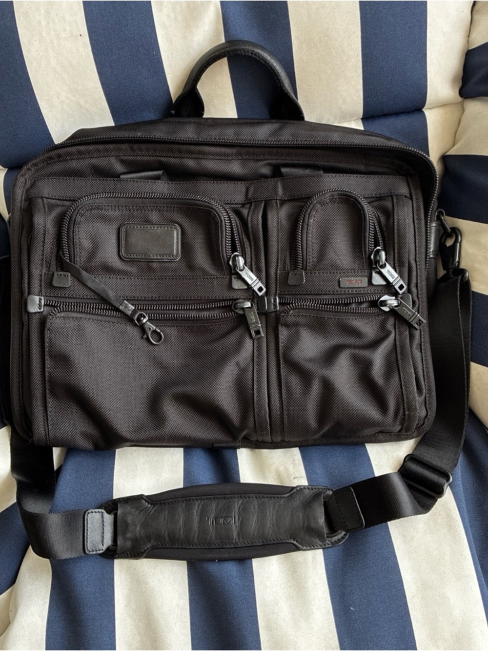 Tumi Alpha Black travel Messenger Bag Multiple Front Pockets laptop sleeve